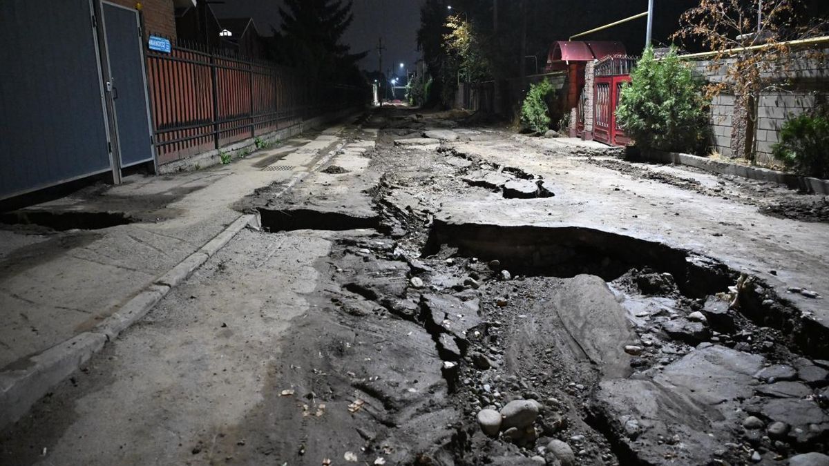 После сильного дождя на нескольких улицах Алматы дорожное покрытие провалилось Провалы на дороге Алматы, ночью