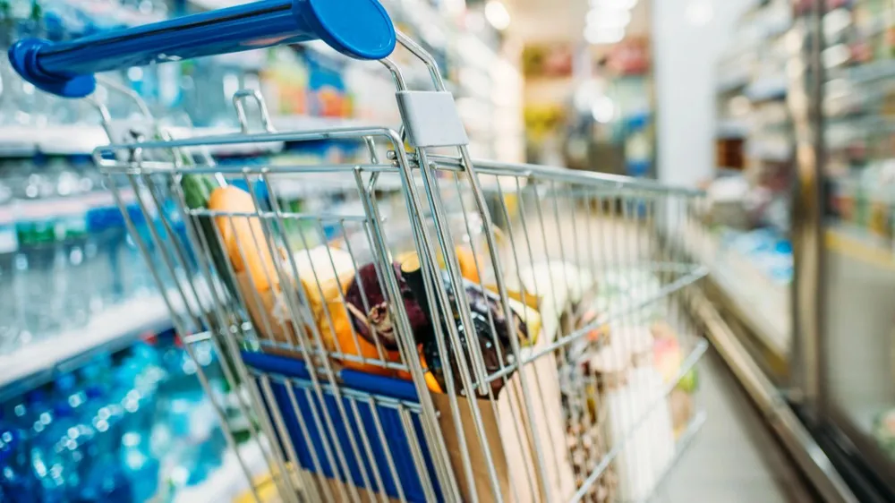 Цены на сладости могут вырасти корзина супермаркета с продуктами