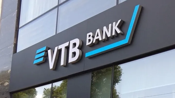 Банк ВТБ (Казахстан), логотип на здании