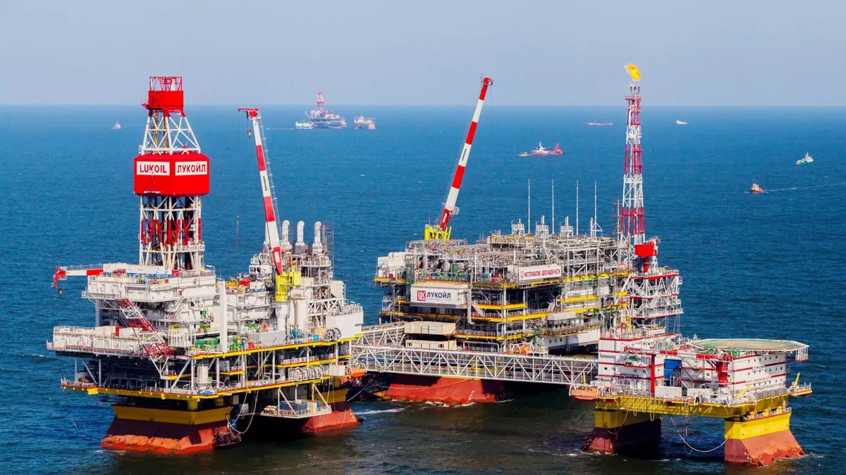 Лукойл, нефтегазовая вышка, добыча нефти на море, нефтяная платформа