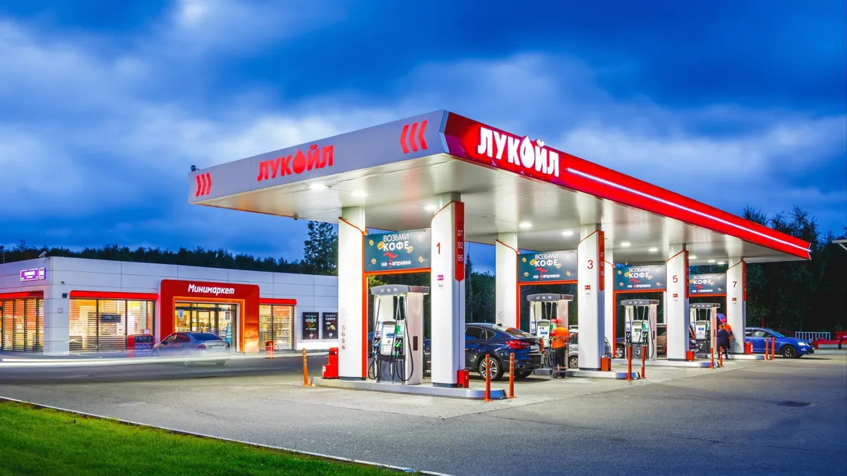 Логотип Лукойла на АЗС