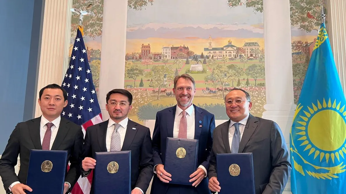 Жаслан Мадиев (второй слева), Вячеслав Ким (четвертый слева)