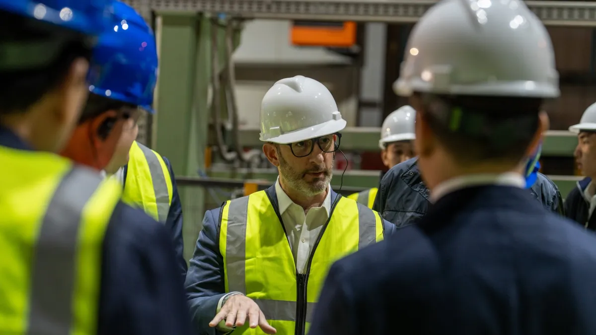 В центре: генеральный директор ТШО Уильям Лакоби