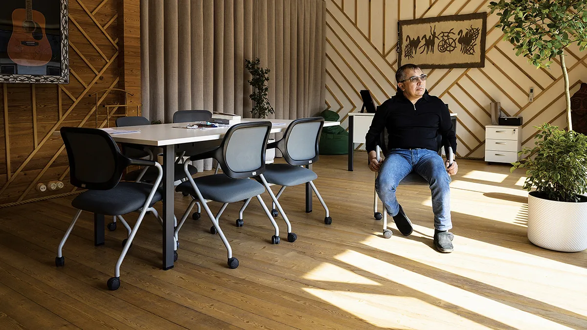 Серик Толукпаев в своем рабочем пространстве