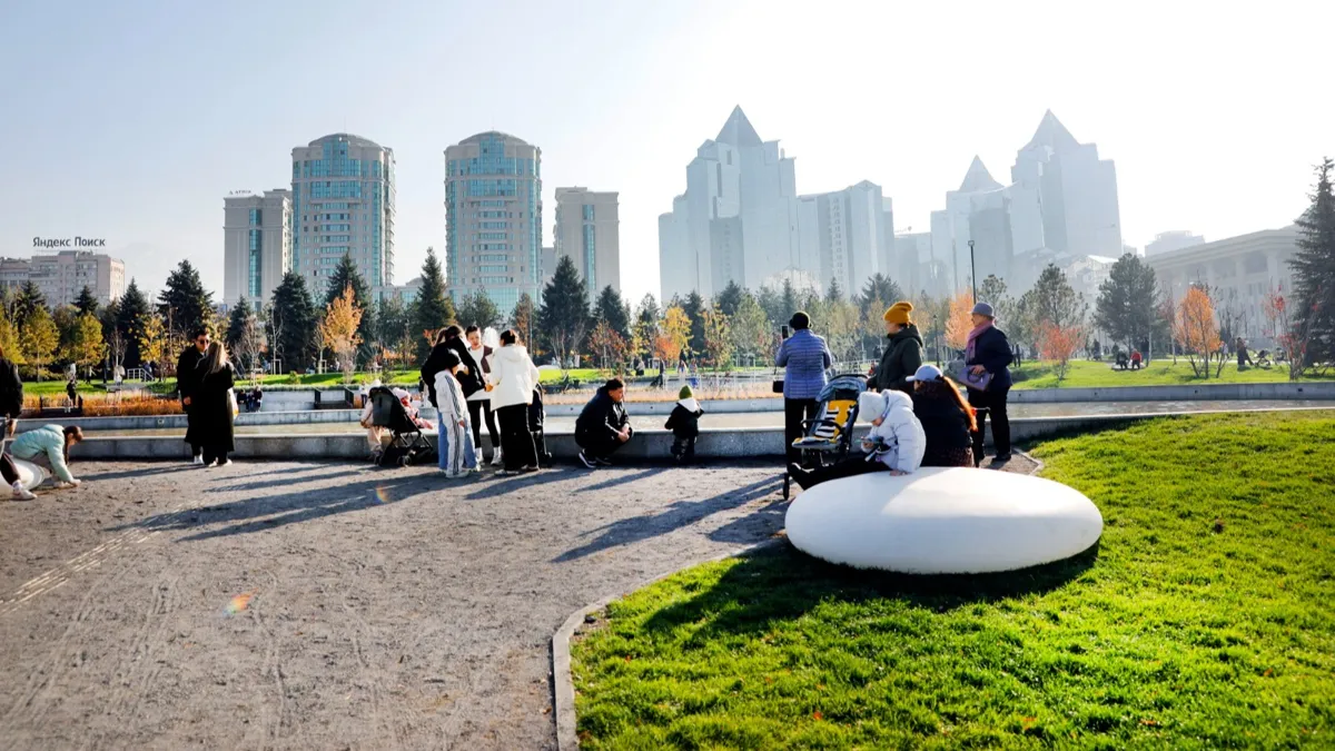 Алматы, парк Алматы, сквер Алматы, молодежь, казахстанцы, семьи