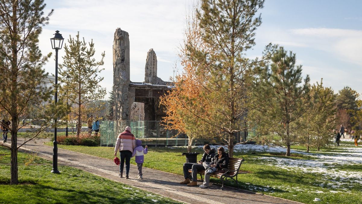 парк Алматы, сквер, алматинцы, казахстанцы