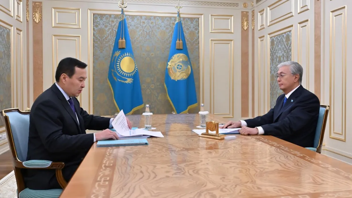 Алихан Смаилов (слева) и Касым-Жомарт Токаев (справа)