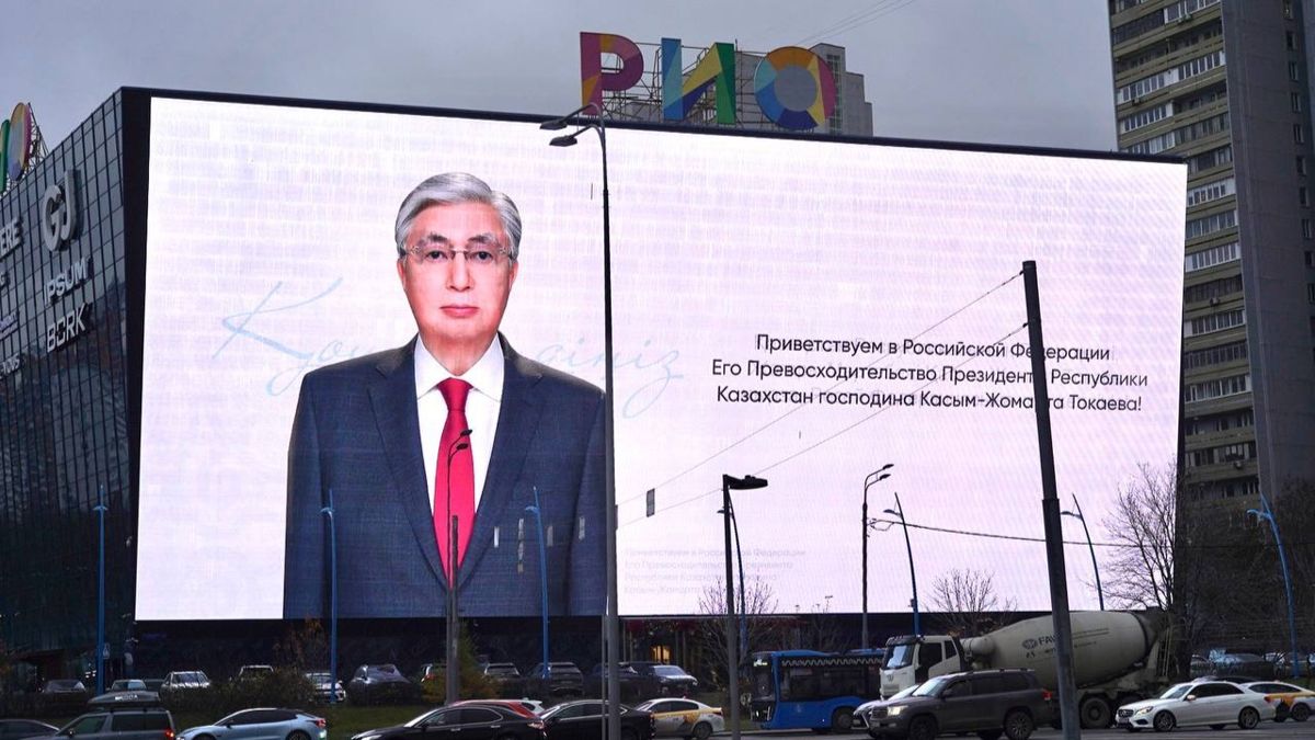 Токаев на медиафасаде