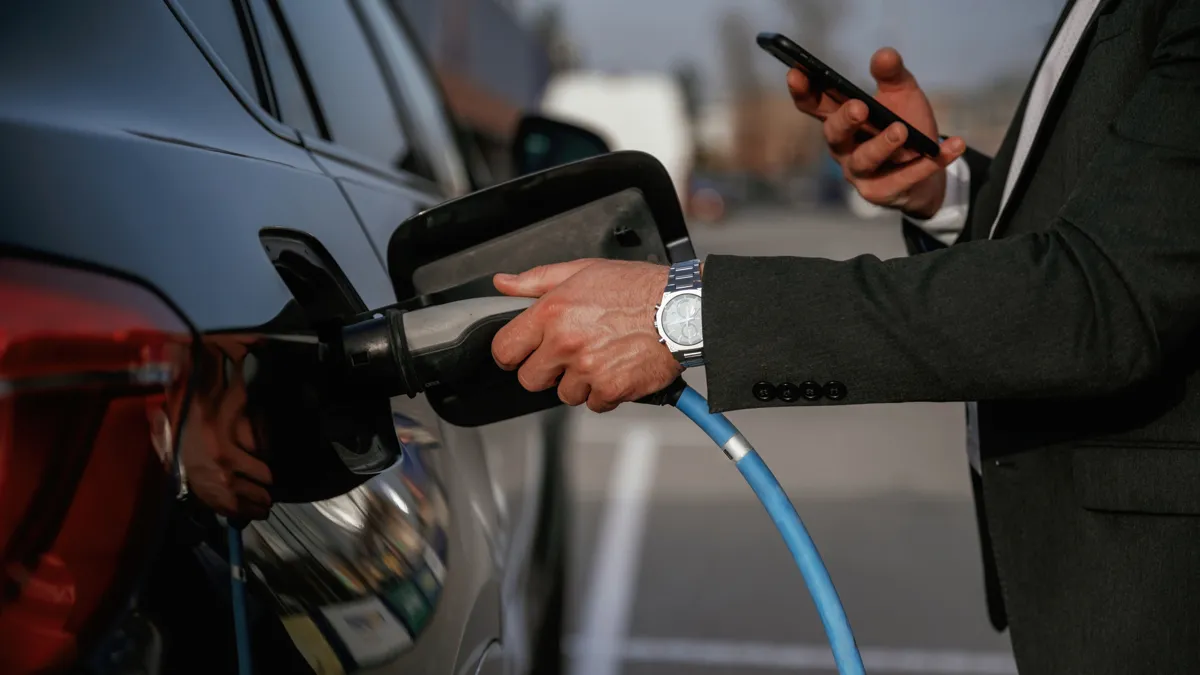 гибридный авто, гибрид, гибридные автомобиль, заправка электрокара, электрокар, электрический авто