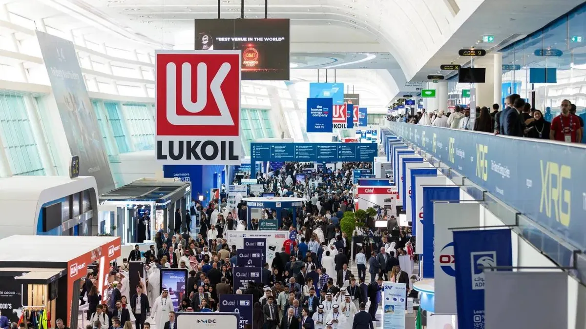 Логотип «Лукойл» на вывеске на выставке