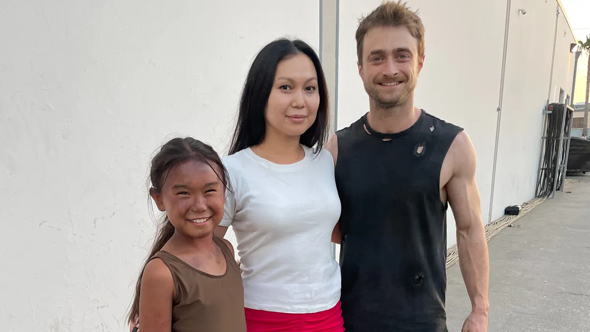 Аяжан с мамой Айнурой и Дэниелом Рэдклиффом