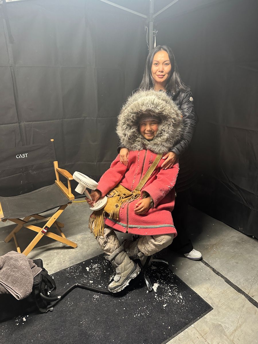 Аяжан с мамой на съемках сериала «Мальчик с оленьими рогами»