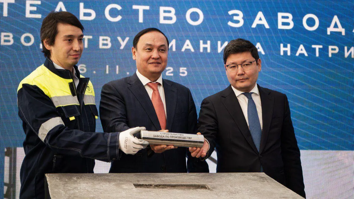 Аким Жамбылской области Ербол Карашукеев, председатель правления АО «Банк Развития Казахстана» Марат Елибаев, генеральный директор ТОО «Altynalmas Reagents» Уалихан Атагельдиев