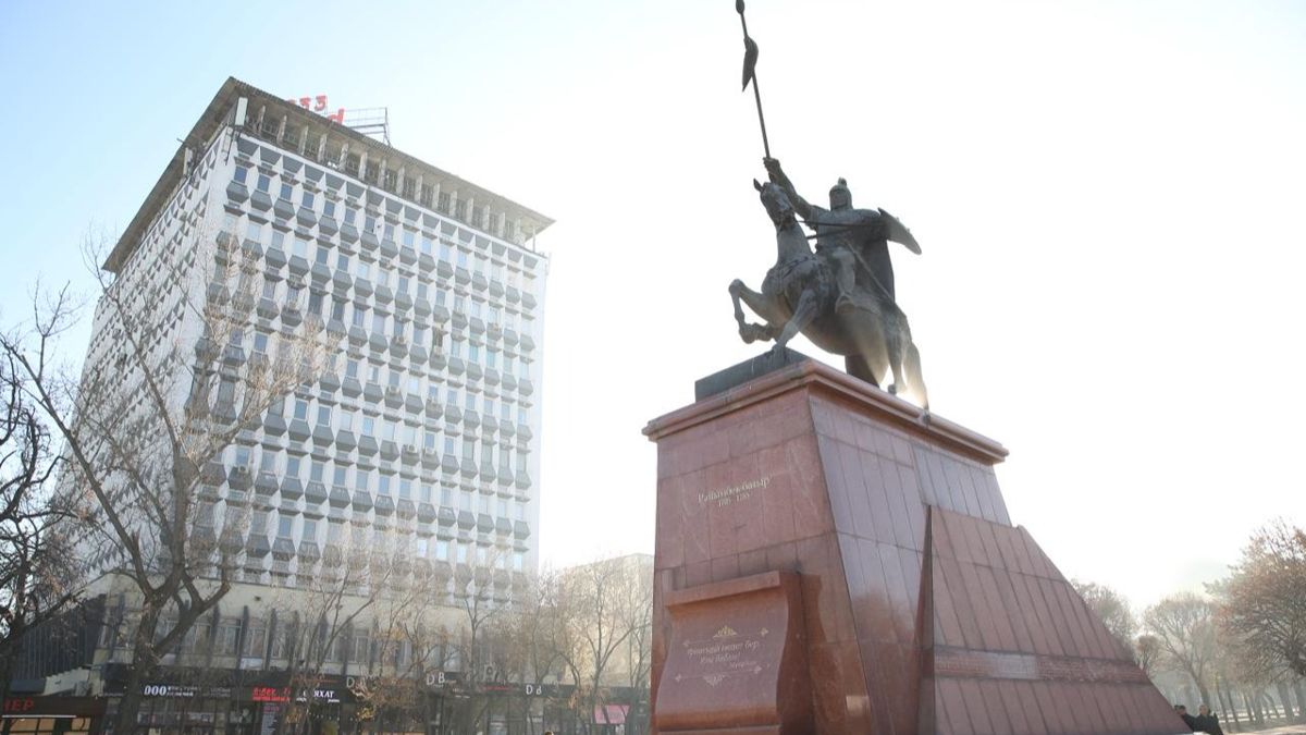 Памятник Райымбек батыру а Алматы