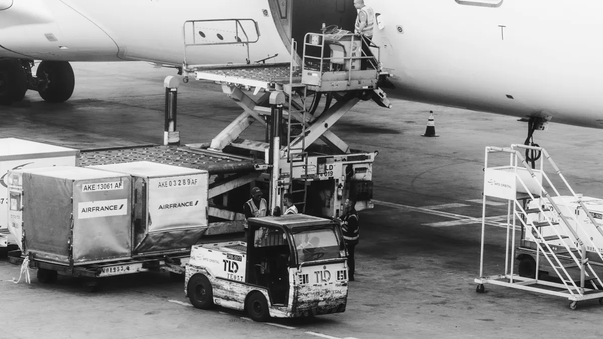 Загрузка грузового самолета