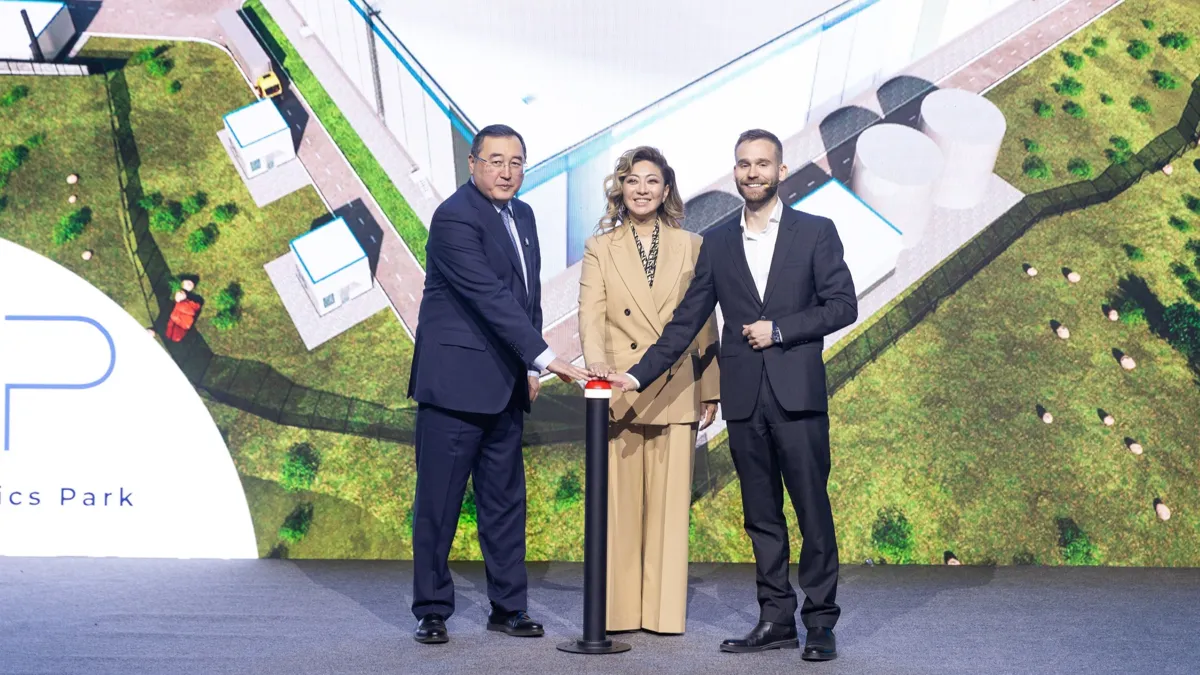 Аким Алматинской области Марат Султангазиев, первый вице-министр МТИ РК Айжан Бижанова и исполнительный директор ЕЛП Роман Жужлев