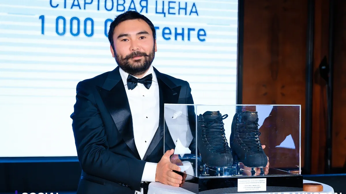 Галымжан Молданазар с коньками Дениса Тена