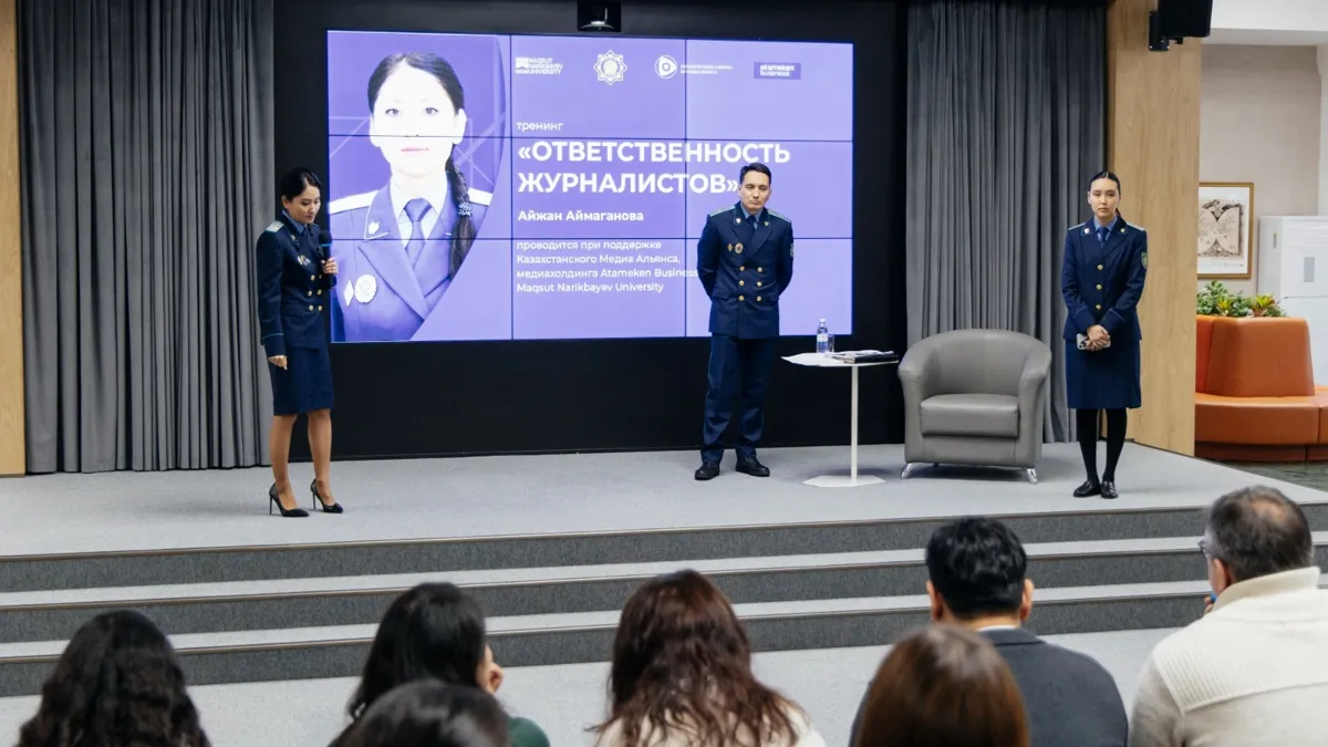 Айжан Аймаганова (слева)