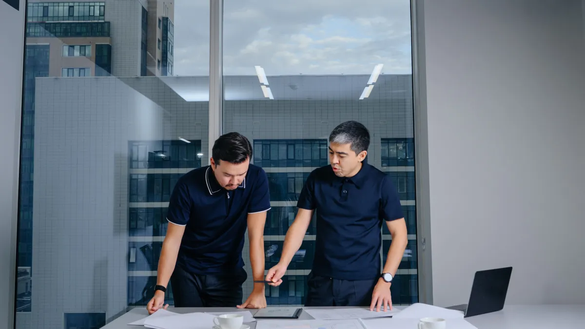 Руслан Жусупов (сол жақта), Мадияр Қыстаубаев (оң жақта)