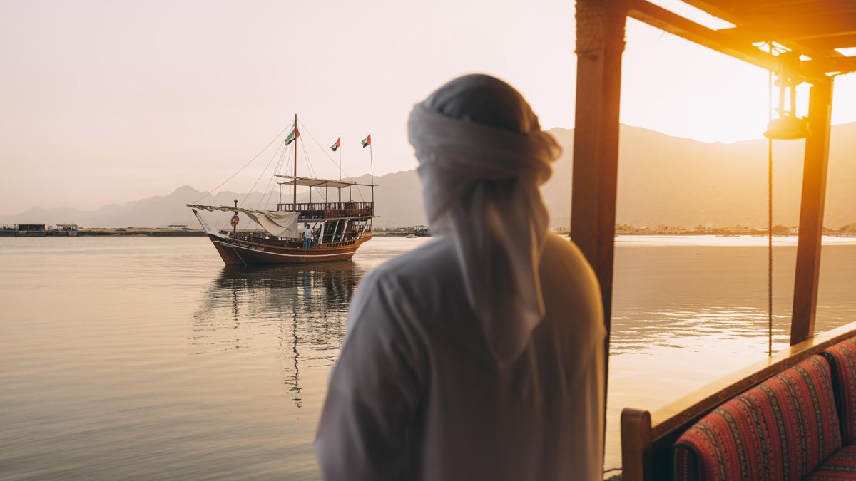 Такие лодки привозят туристов до жемчужной фермы. Путь по морю длится около 40 минут