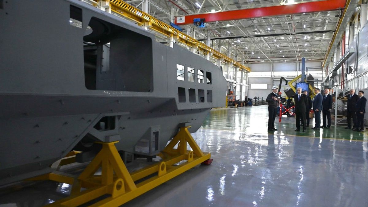 Касым-Жомарт Токаев на заводе Besqaru