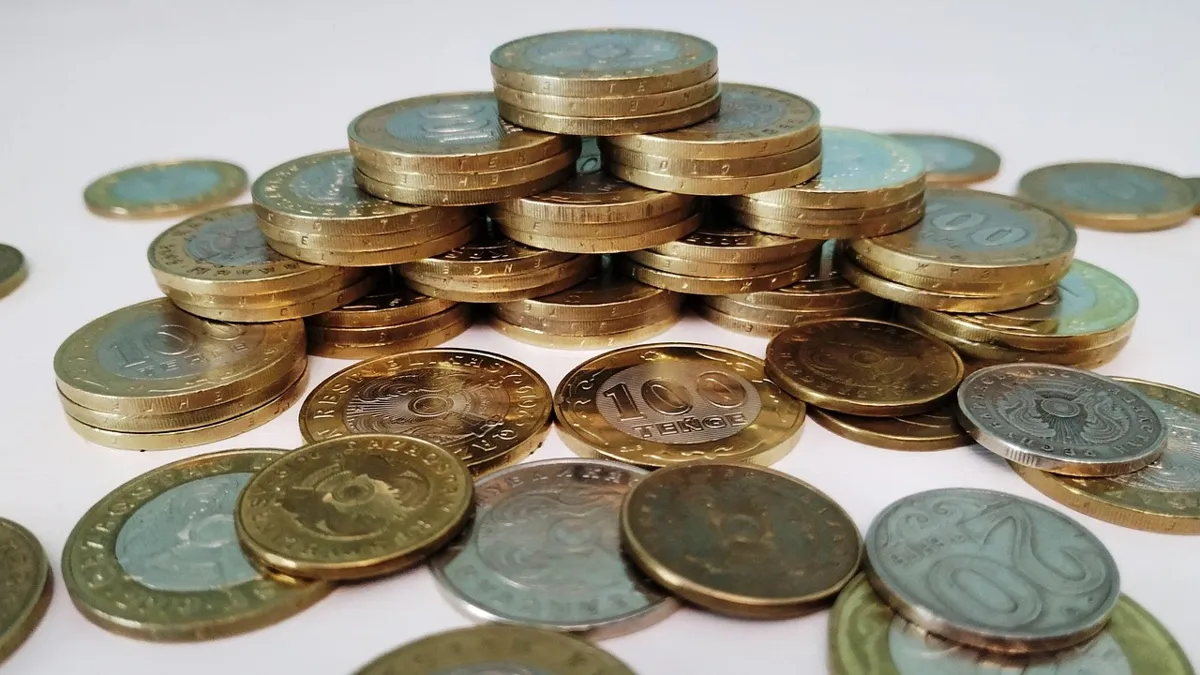 Тенге, монеты, пирамида