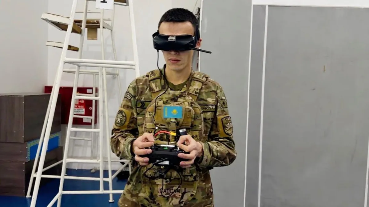 военный управляет дроном