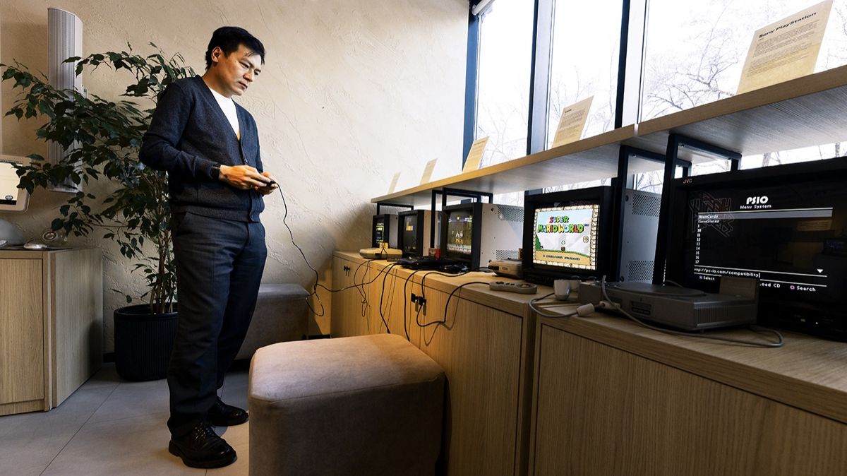 Яндекс Музей. Отдельная коллекция игровых консолей: NES (Nintendo Entertainment System, 1985), Dendy (аппаратный клон, массово распространенный в СНГ в 1992 году), Sega Mega Drive 16-bit / Mega Drive 2 (1993), Super Nintendo (SNES, 1990), первая Sony PlayStation (1994), а также Dreamcast (1998)