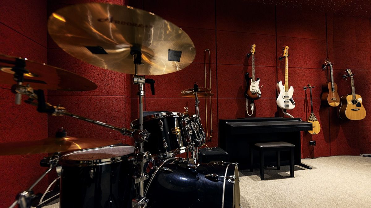 В музыкальной комнате с шумоизоляцией сотрудники Yandex Qazaqstan могут в любое время поиграть на электрогитарах и ударной установке, не боясь помешать коллегам