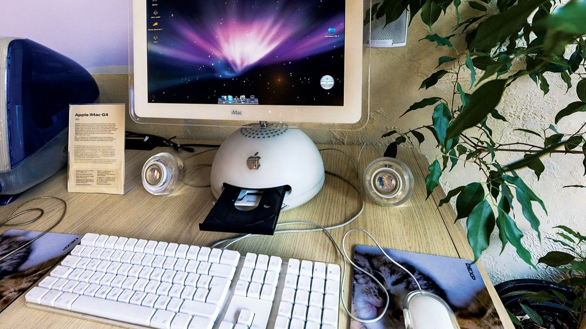Яндекс Музей. На фото &ndash; Apple iMac G4 (2002): культовый &laquo;настольный&raquo; iMac с регулируемым LCD-экраном на гибкой ножке и полусферическим системным блоком