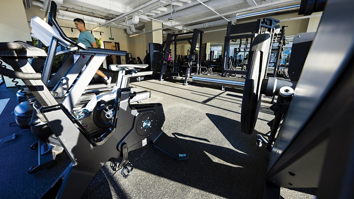 В тренажерном зале можно заниматься самостоятельно, а также с тренером. Несколько раз в неделю проводятся групповые тренировки