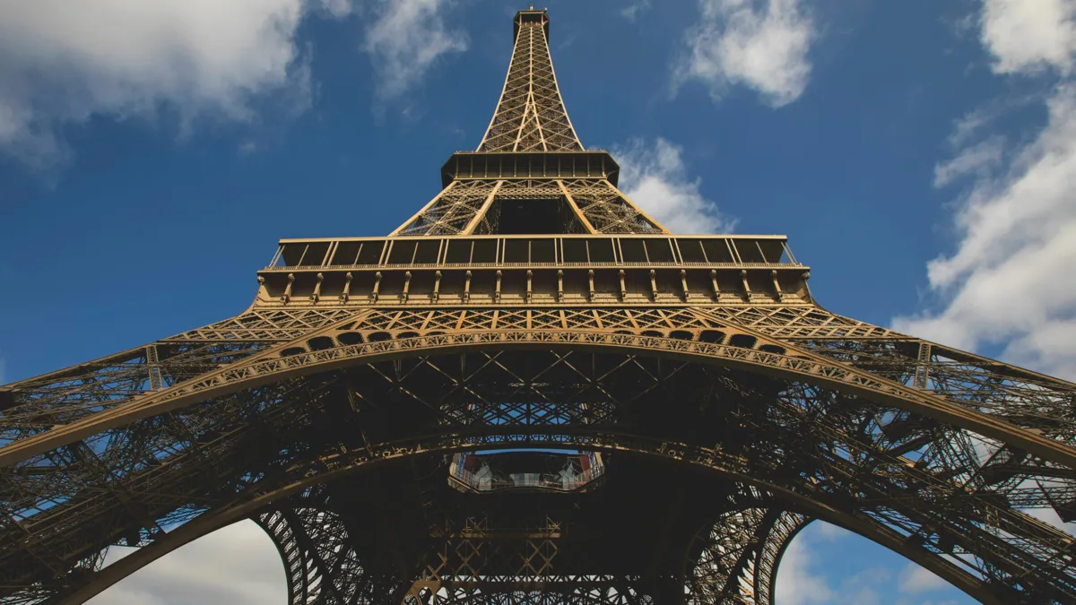 Эйфелева башня в Париже