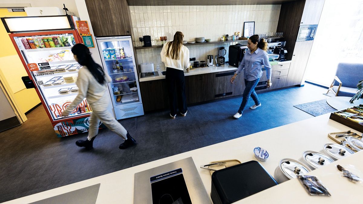 Кофе-зона с холодильником и легкими перекусами