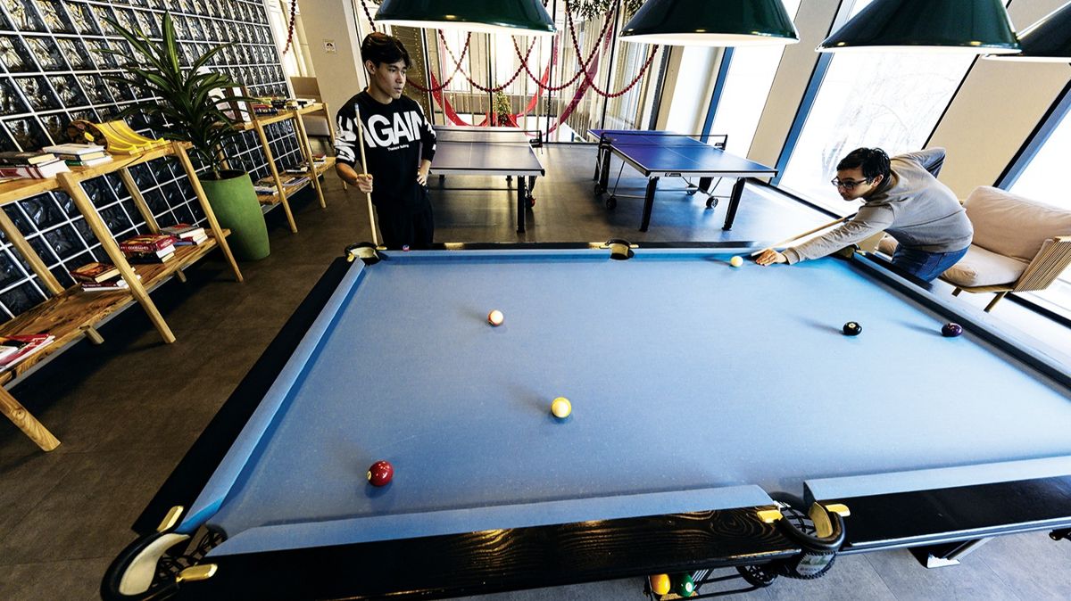 Зона досуга: столы для игры в&nbsp;бильярд и&nbsp;настольный теннис