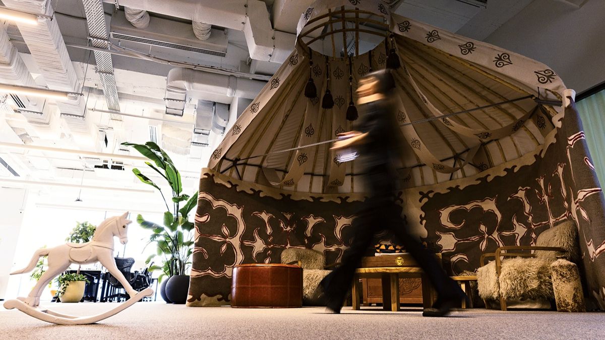 Зона отдыха и рабочее пространство в виде юрты