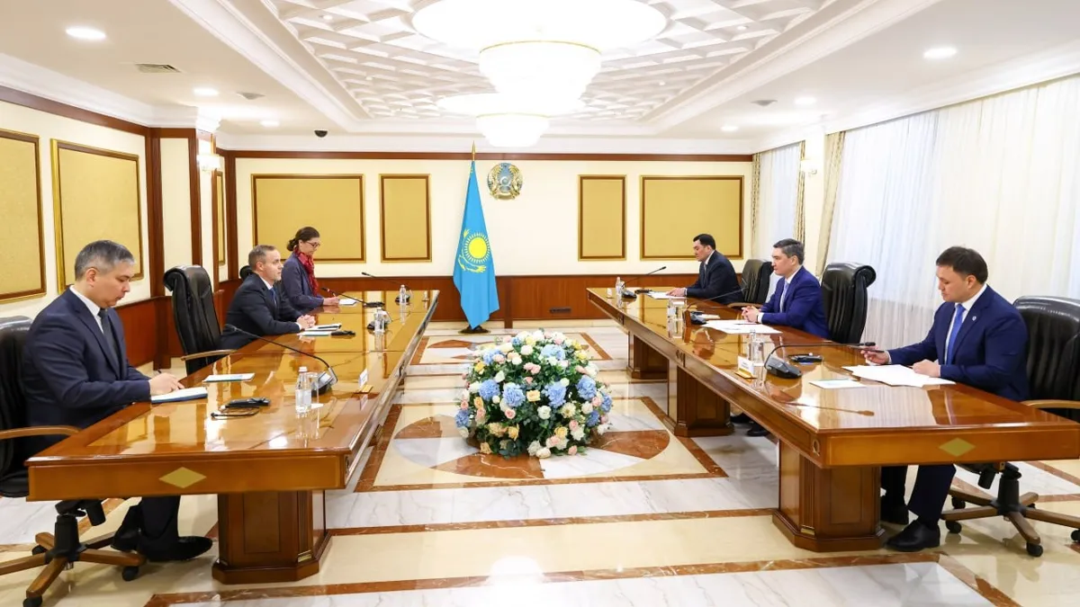 Олжас Бектенов (справа в центре) на встрече с Питером Ларденом (слева в центре)