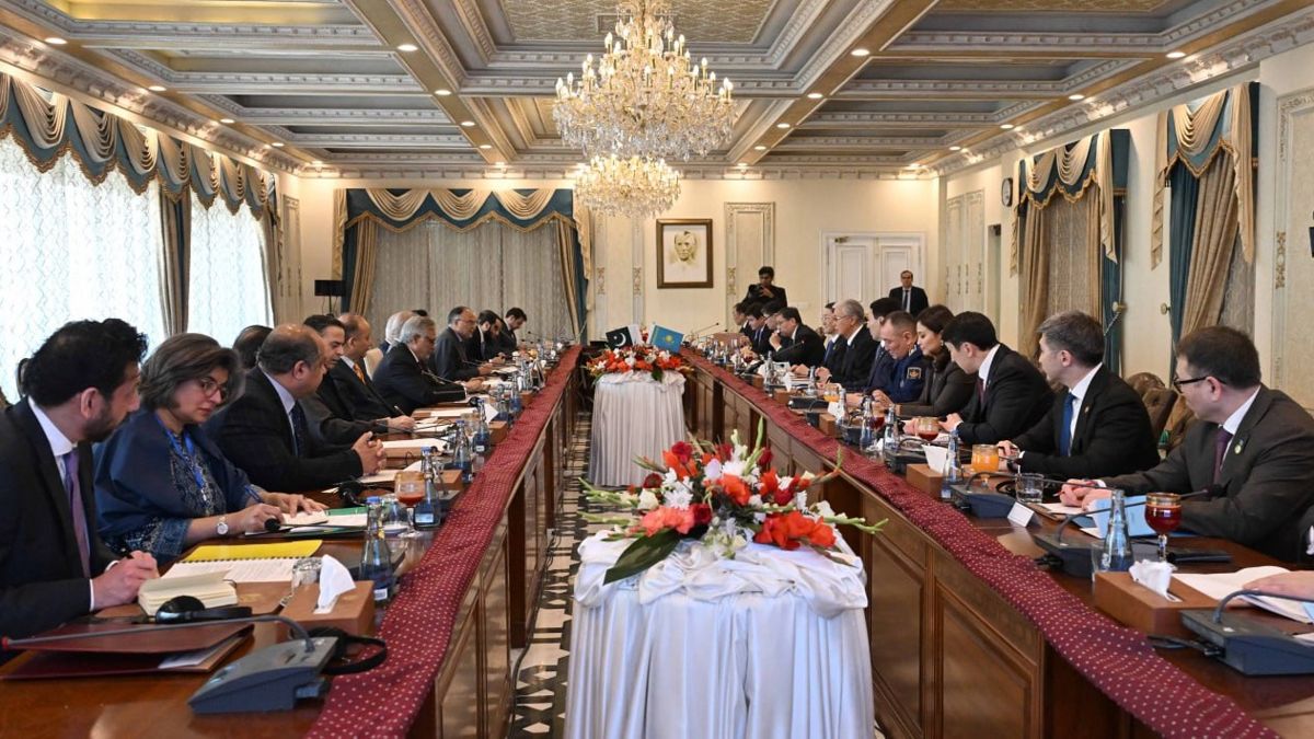 Президент Казахстана Касым-Жомарт Токаев и премьер-министр Шахбаз Шариф на переговорах в расширенном формате