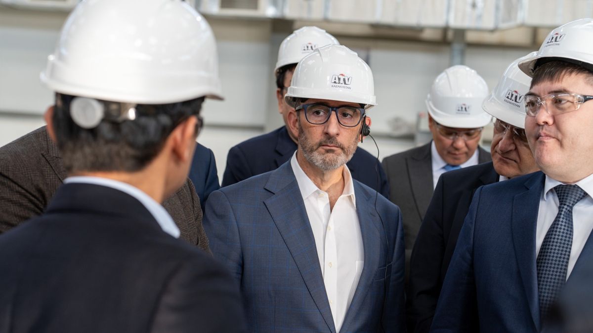 Генеральный директор ТШО Уильям Лакоби (в центре)