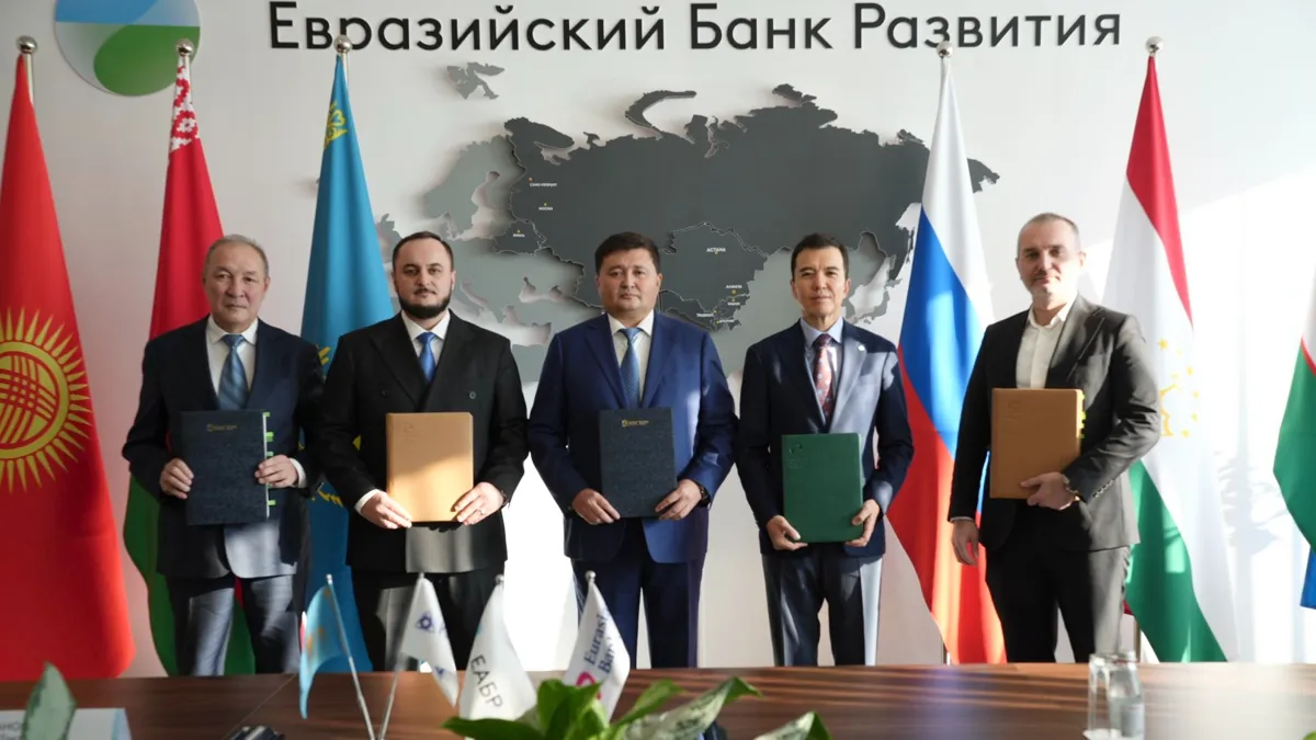 Слева направо: гендиректор ТОО «Усть-Каменогорская ТЭЦ» Данияр Нугманов, председатель правления Ordabasy Group ⁠Динмухамет Байжанов, гендиректор ТОО «Казахстанские коммунальные системы» Сабыргали ⁠Идрисов, заместитель председателя правления ЕАБР ⁠Руслан Даленов, - заместитель председателя правления АО «Евразийский банк» Ибрагим ⁠Альтамиров 