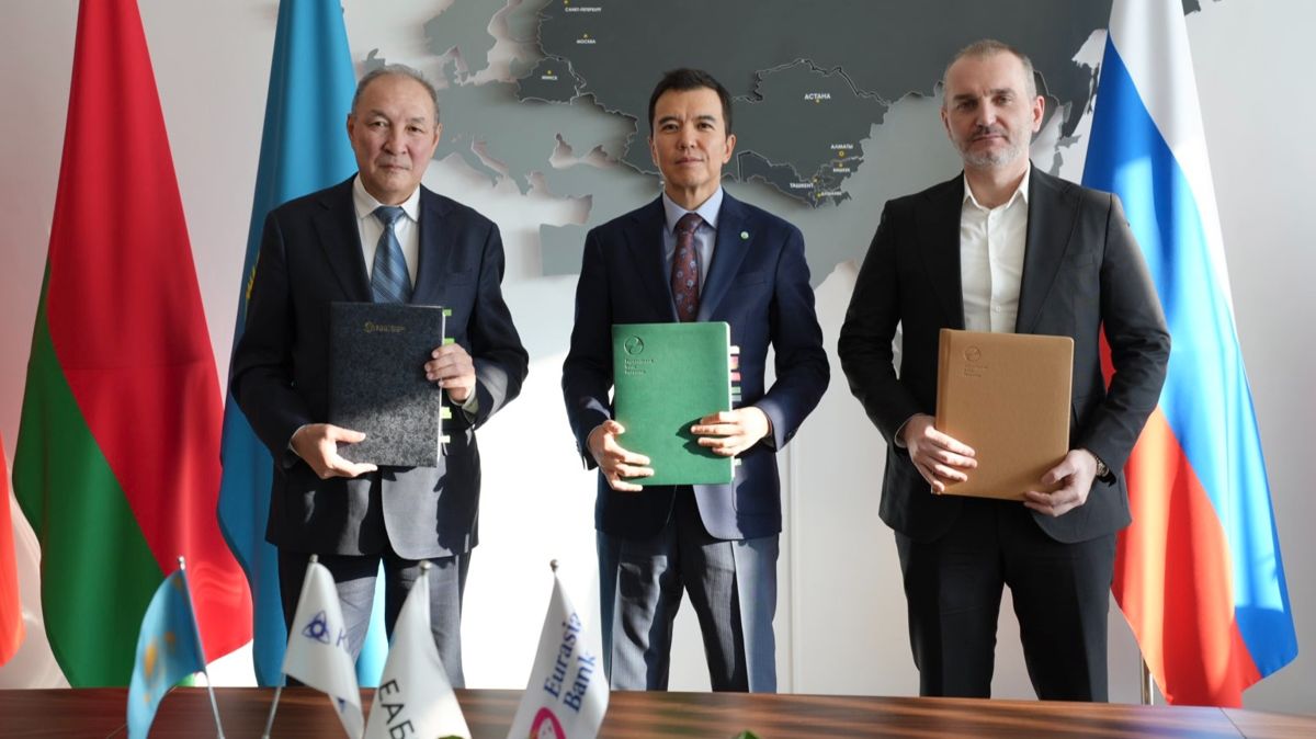 Слева направо: гендиректор ТОО &laquo;Усть-Каменогорская ТЭЦ&raquo; Данияр Нугманов, заместитель председателя правления ЕАБР ⁠Руслан Даленов, заместитель председателя правления АО &laquo;Евразийский банк&raquo; Ибрагим ⁠Альтамиров 