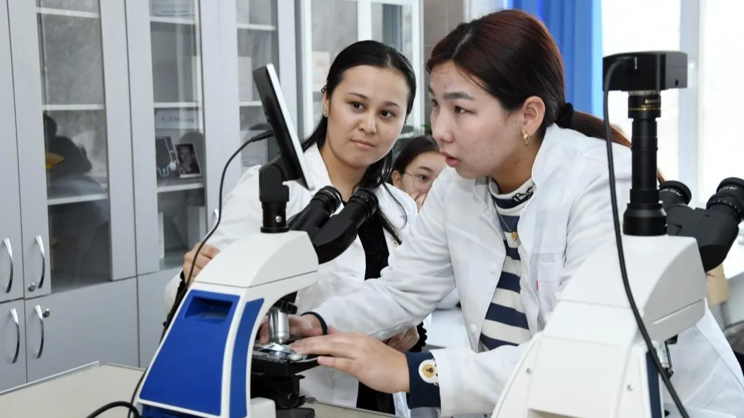 Научное исследование в лаборатории, микроскоп, ученые, исследование