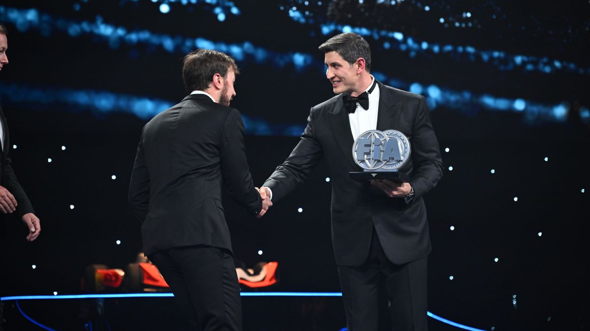 Отабек Умаров вручает награду