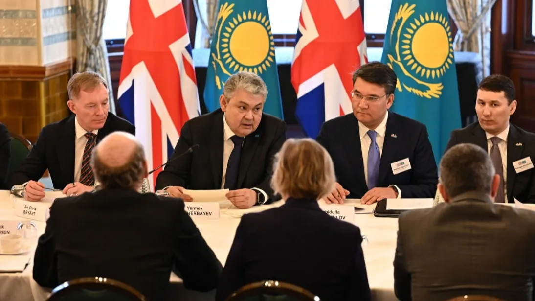 Ермеке Кошербаев (второй слева) на встрече с британскими бизнесменами