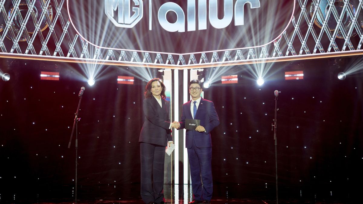 Оксана Холстинина и представитель SAIC Motor 