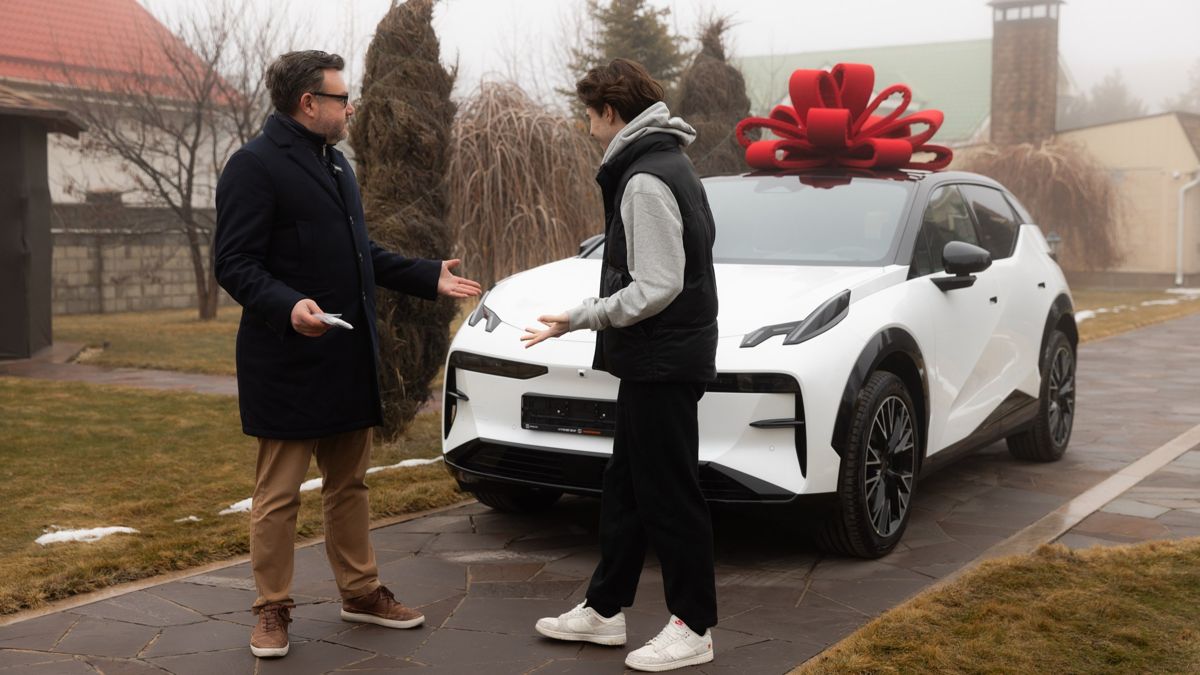 Михаил Шайдоров получает в подарок ключи от нового авто