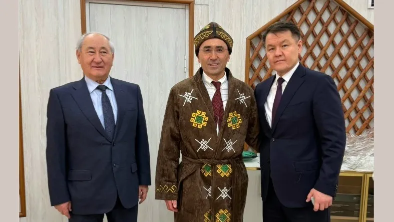 Айдын Рахимбаев (в центре) 