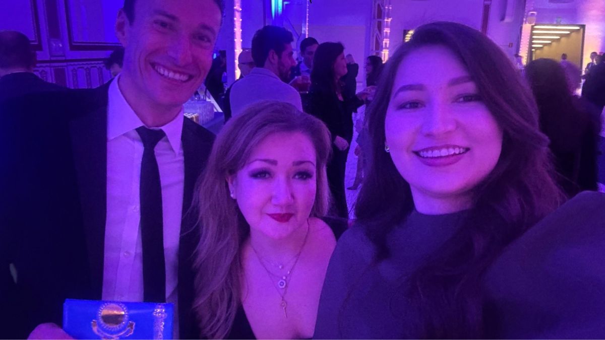 СЕО Top Employer Institute Адриан Селигман с командой HR AstraZeneca Казахстан