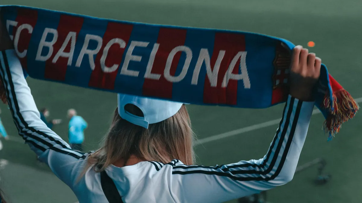 Девушка держит шарф ФК "Барселона"