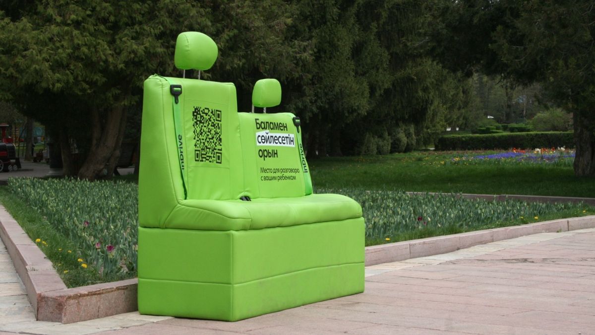 Зеленое кресло автомобиля