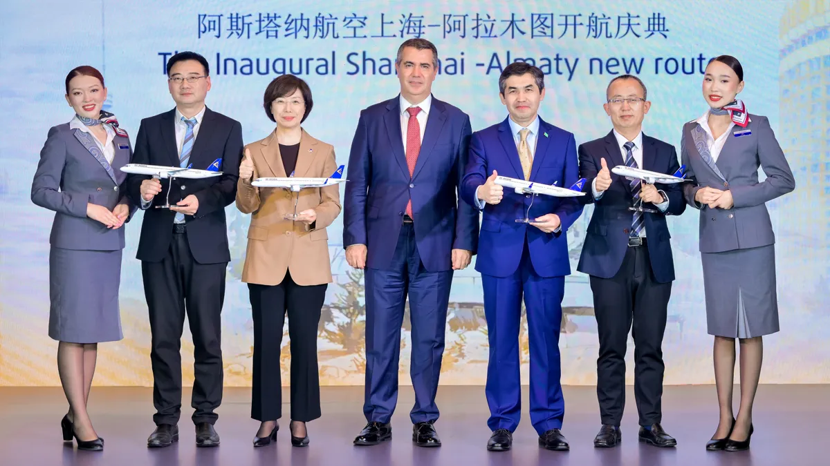 Официальная презентация рейса Алматы — Шанхай. В центре — Ибрахим Жанлыел и Нурлан Аккошкаров